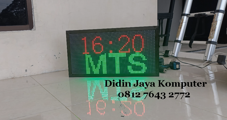 <p>Pemasangan running text di MTs Al Ishlah, running text ukuran 36x68cm led RGB.&nbsp;Pada bagian bawah running text digunakan untuk menampilkan nama Mts dengan tampilan warna hijau. Dan running text bagian atasnya digunakan sebagai penunjuk waktu yang menampilkan jam terkini dengan tampilan warna merah.</p>